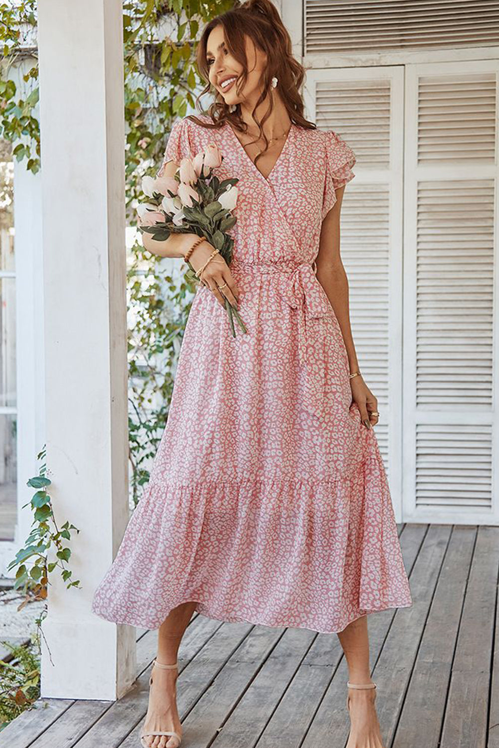 Vestido largo escalonado con manga con volantes y sobrepelliz de leopardo rosa