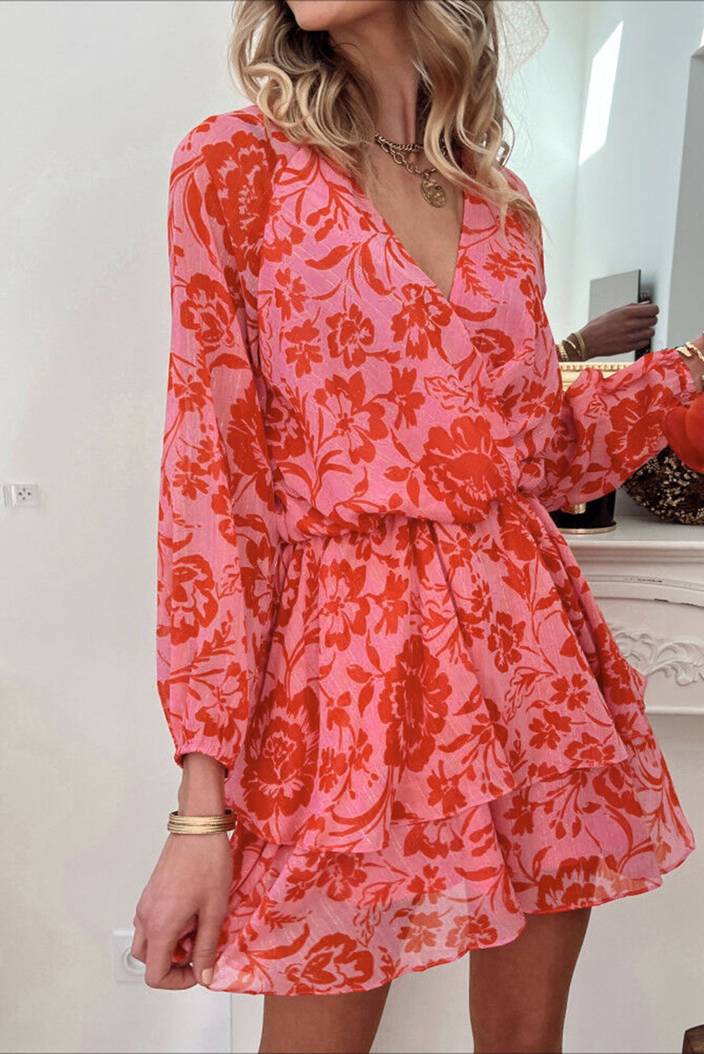 Robe surplis à manches bouffantes superposées à volants floraux rouge ardent