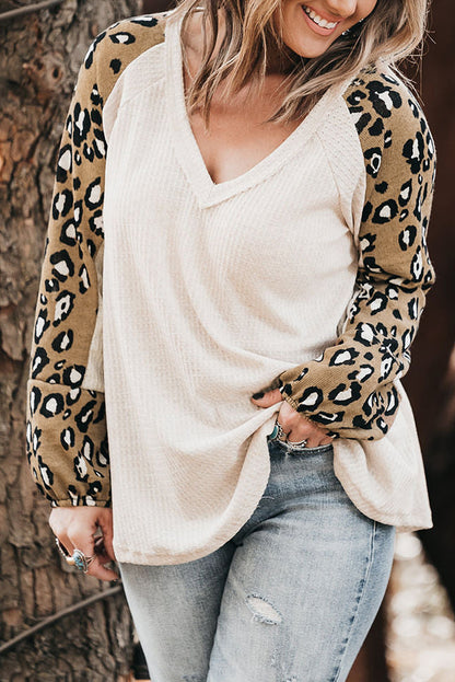 Blusa de manga raglán con cuello en V y estampado de leopardo de talla grande