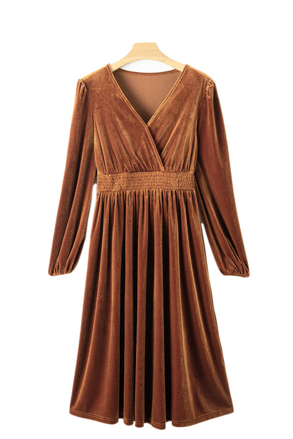 Robe mi-longue en velours taille haute smockée à col en V camel