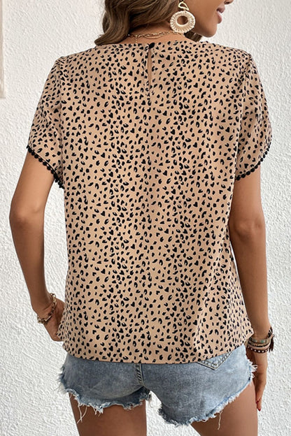 Blusa con cuello redondo y mangas de pétalos con detalle de pompones estampados