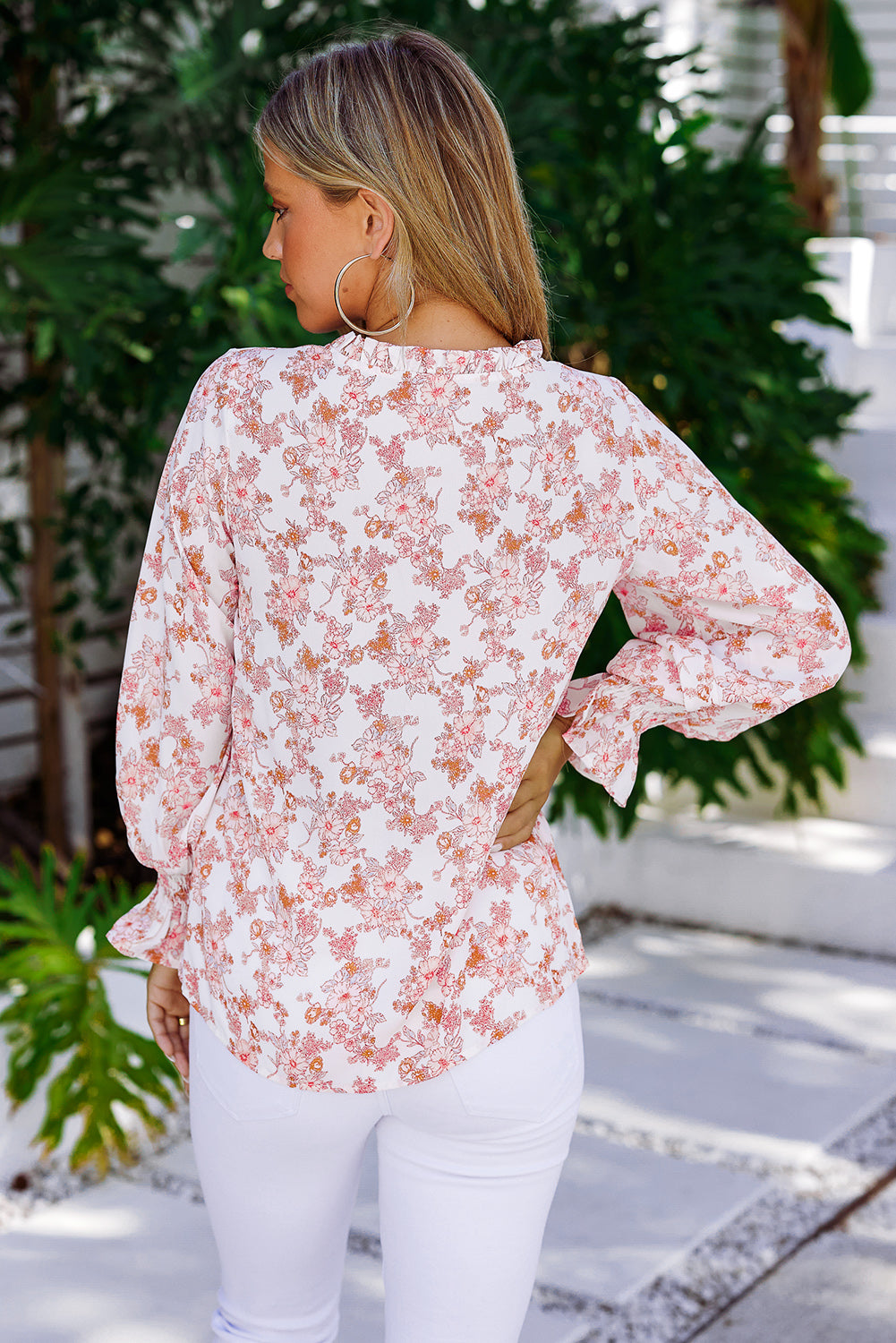 Blusa con mangas con volante y cuello anudado con ribete de volantes florales