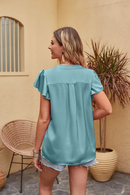 Blouse en satin à manches flottantes et col cranté