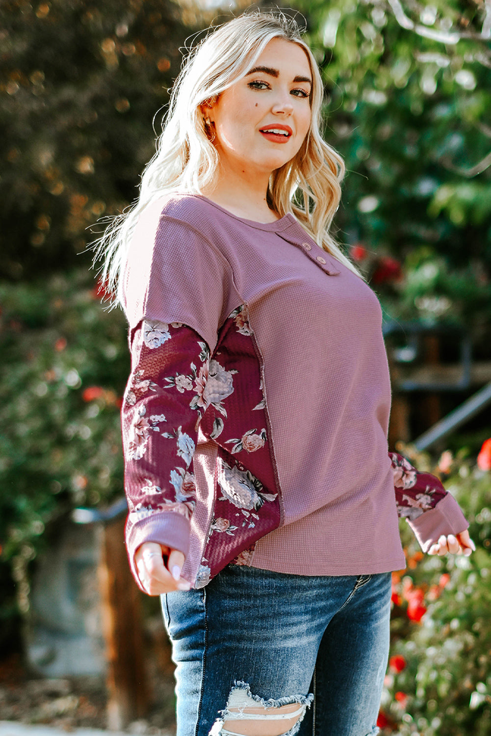 Top henley con un cuarto de botón y costura expuesta floral de talla grande