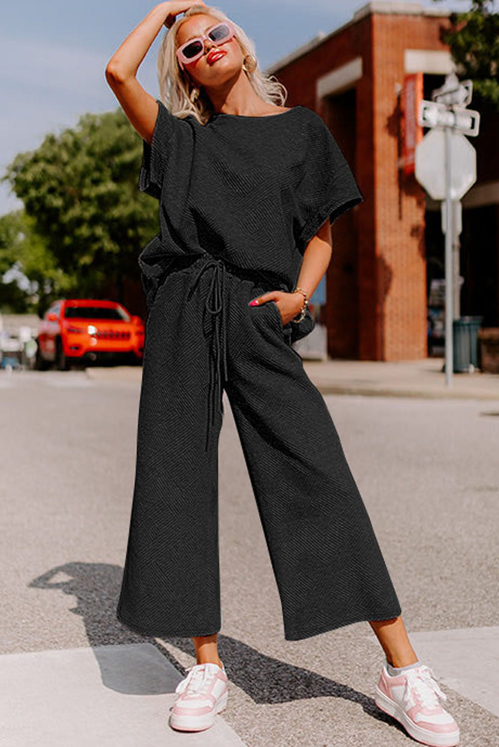 Conjunto de camiseta holgada con textura negra y pantalón con cordón