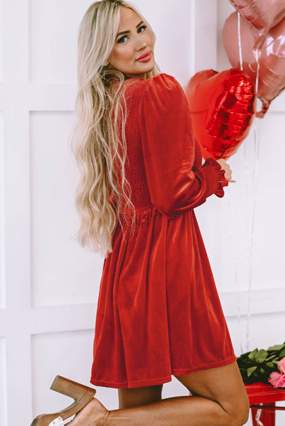 Vestido de terciopelo con corpiño fruncido y cuello con volantes de arcilla roja