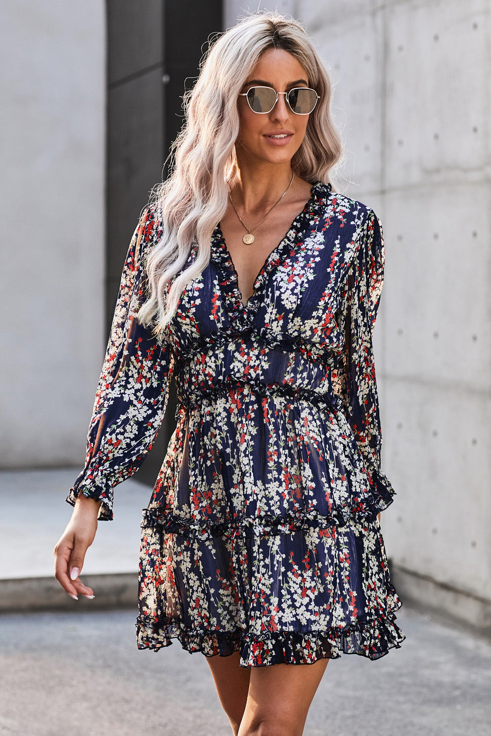 Vestido floral con espalda abierta y detalle de volantes en azul