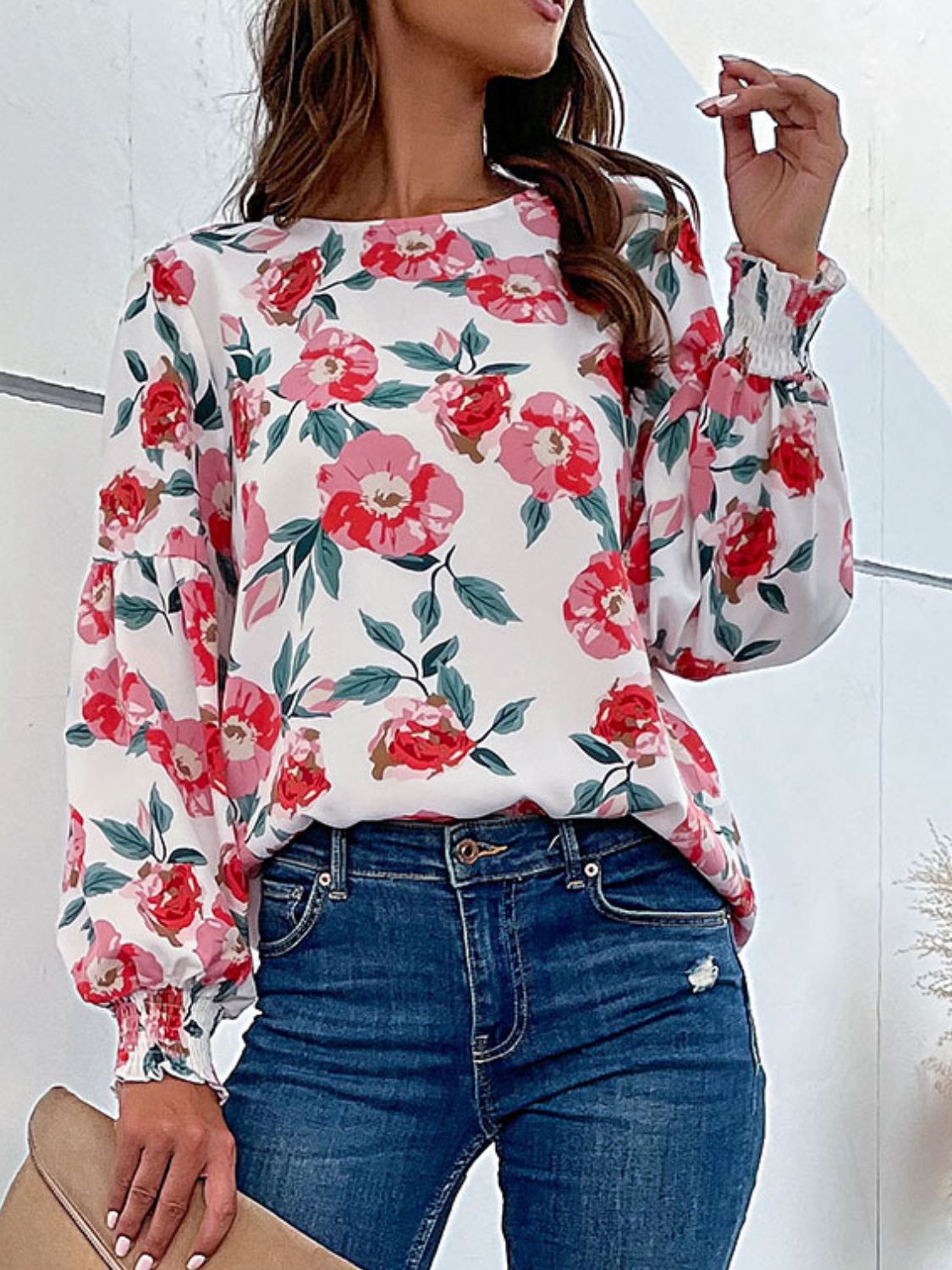 Blusa floral con cuello redondo y manga larga abullonada