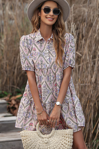 Vestido con volantes y mangas abullonadas con cuello camisero y botones florales rosa