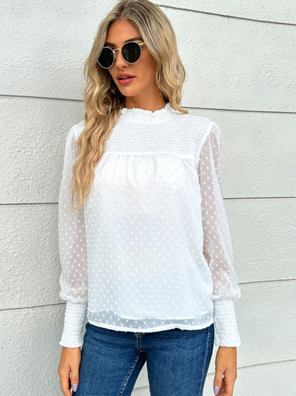 Blusa con cuello simulado y fruncido de lunares suizos