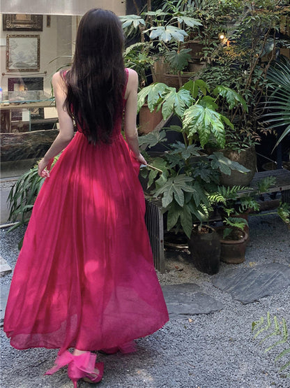 Vestido de playa de vacaciones junto al mar con tirantes y bandeau rojo rosa