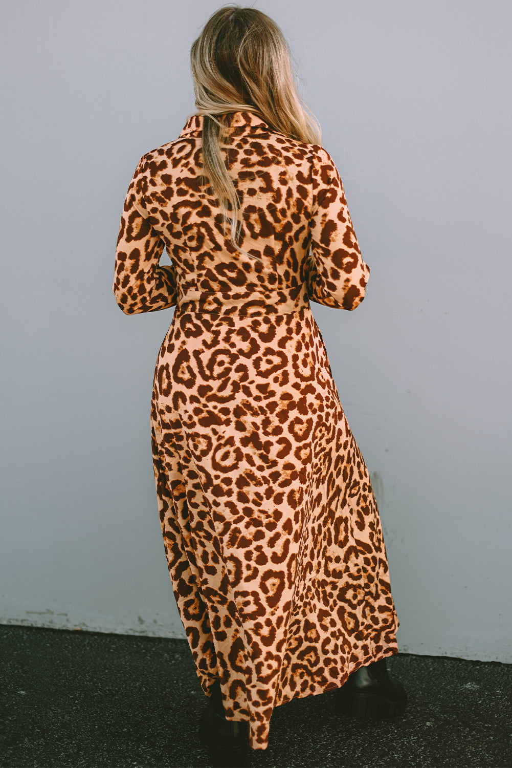 Vestido largo de manga larga con botones de leopardo