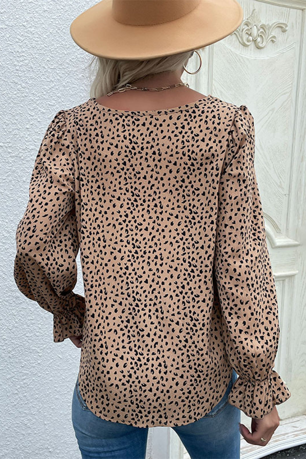 Blusa con cuello redondo y manga acampanada de leopardo