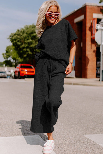 Conjunto de camiseta holgada con textura negra y pantalón con cordón