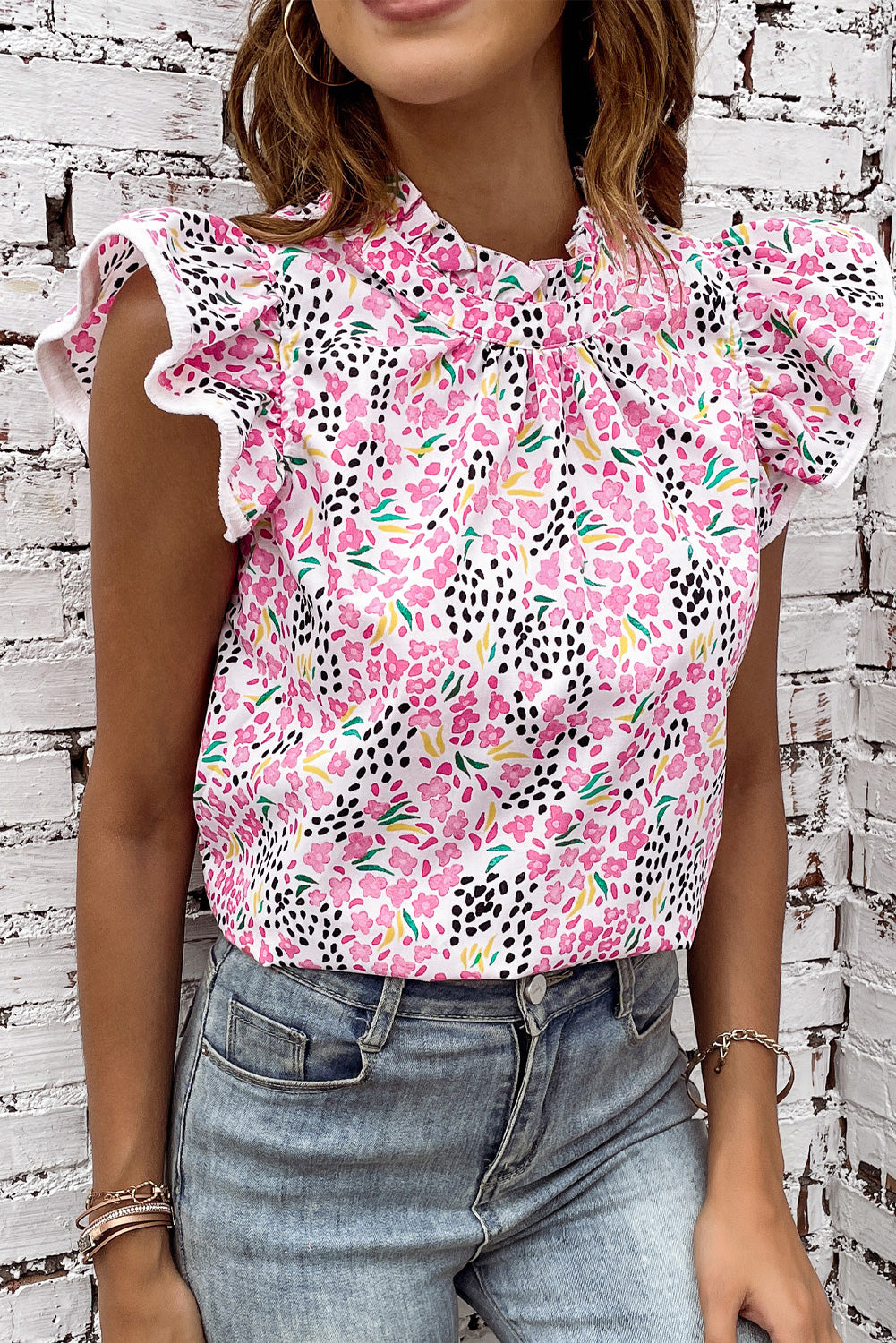 Blusa floral de manga corta con cuello simulado