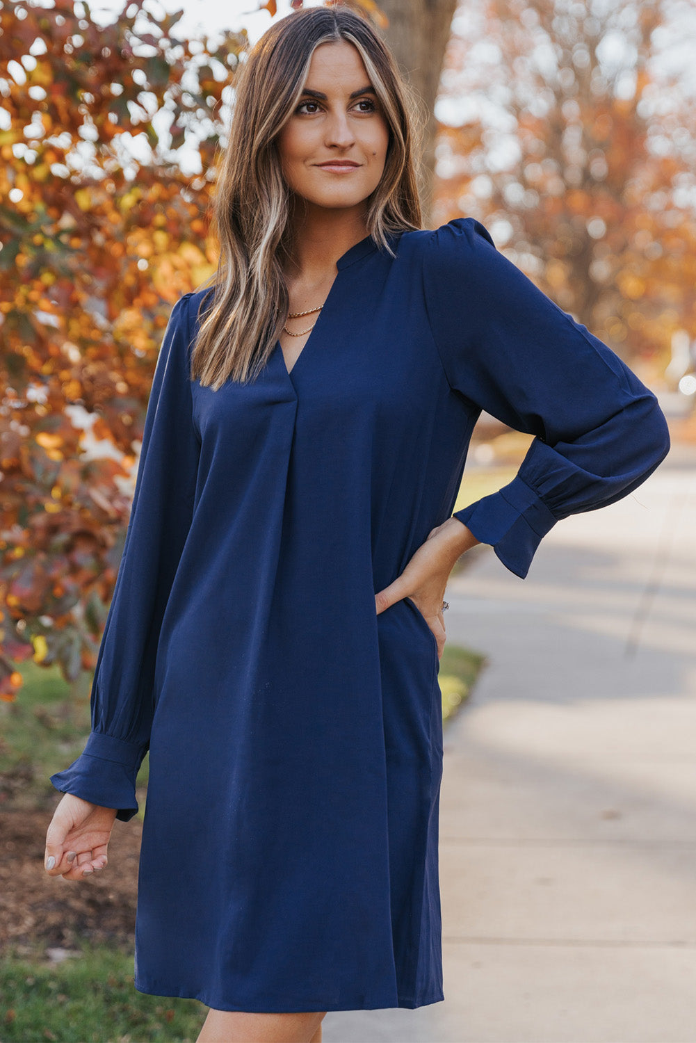 Vestido camisero azul con escote en V y mangas con volantes