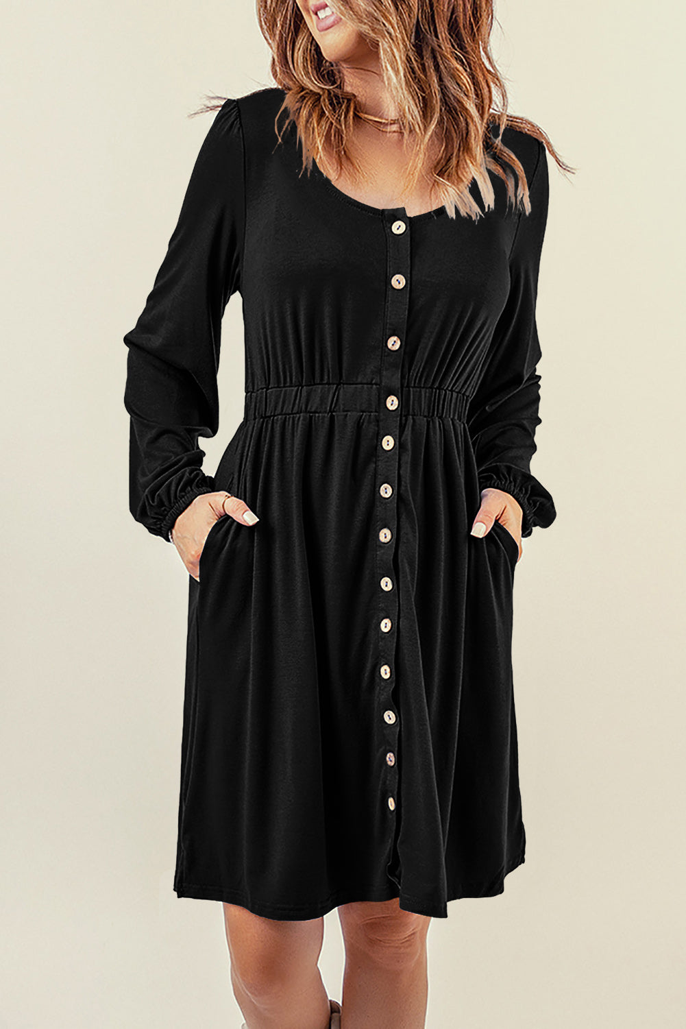 Robe noire boutonnée à manches longues et taille haute