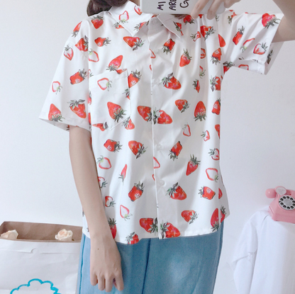 Camisa holgada de manga corta con estampado de fresas y frutas