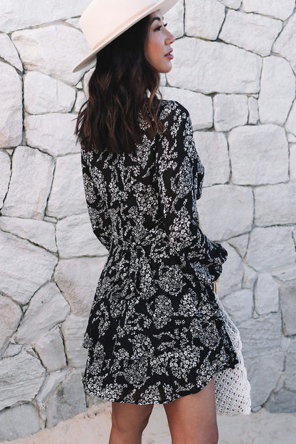 Robe courte noire à imprimé floral avec ourlet à volants superposé à la taille et à nouer à la taille