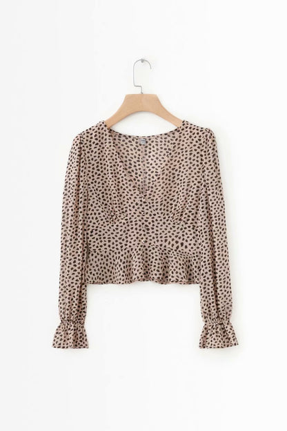 Camisa corta con volantes y cuello en V con estampado de leopardo 