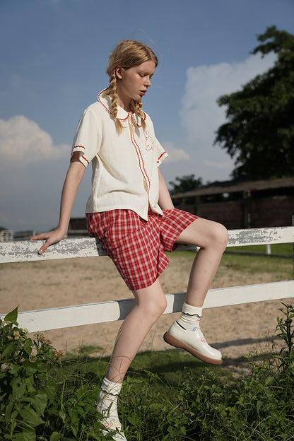 Camisa beige con tela ondulada bordada con conejo de nuevo producto