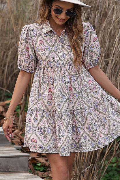 Vestido con volantes y mangas abullonadas con cuello camisero y botones florales rosa