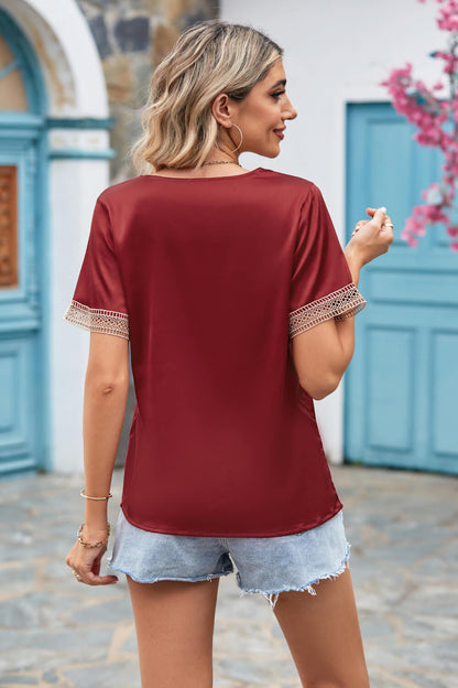 Blouse plongeante à manches courtes et bordure contrastée