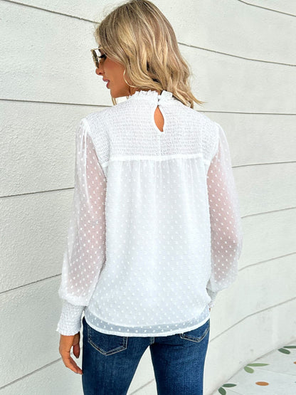 Blusa con cuello simulado y fruncido de lunares suizos