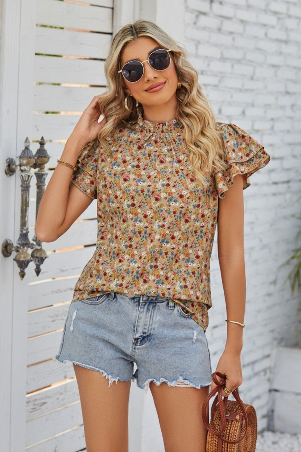 Blusa con mangas acampanadas y cuello con volantes florales