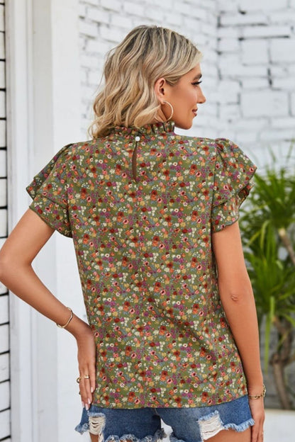 Blouse florale à manches flottantes et col à volants