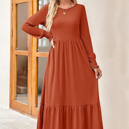 Robe mi-longue smockée à manches longues et col rond pour femme