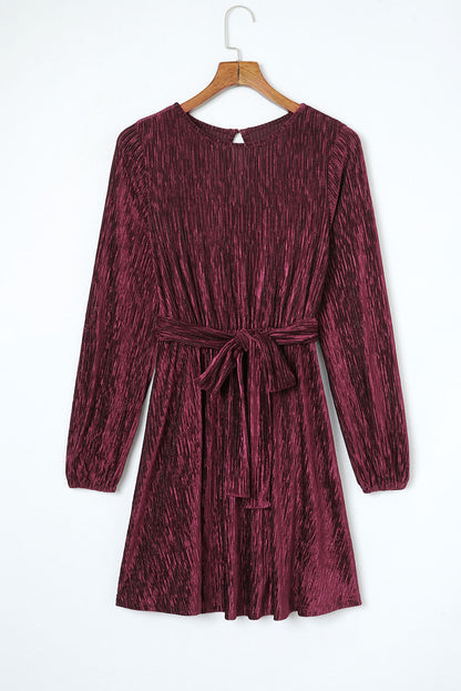 Robe en velours froissé rouge vif à nouer à la taille