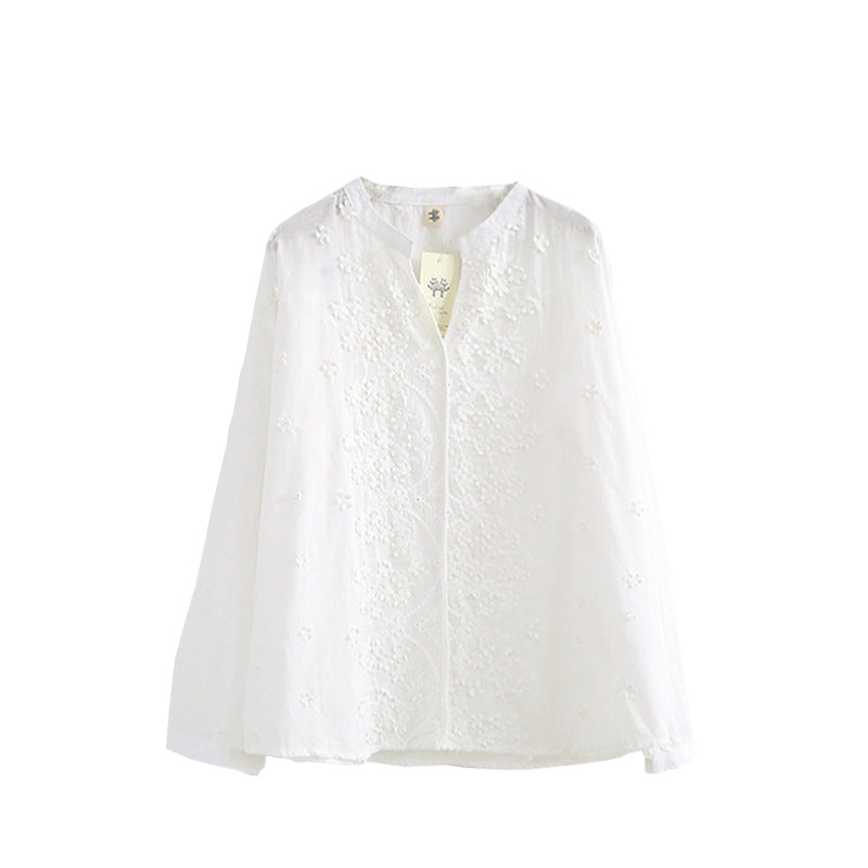 Camisa blanca con flores tridimensionales bordadas con cuello en V