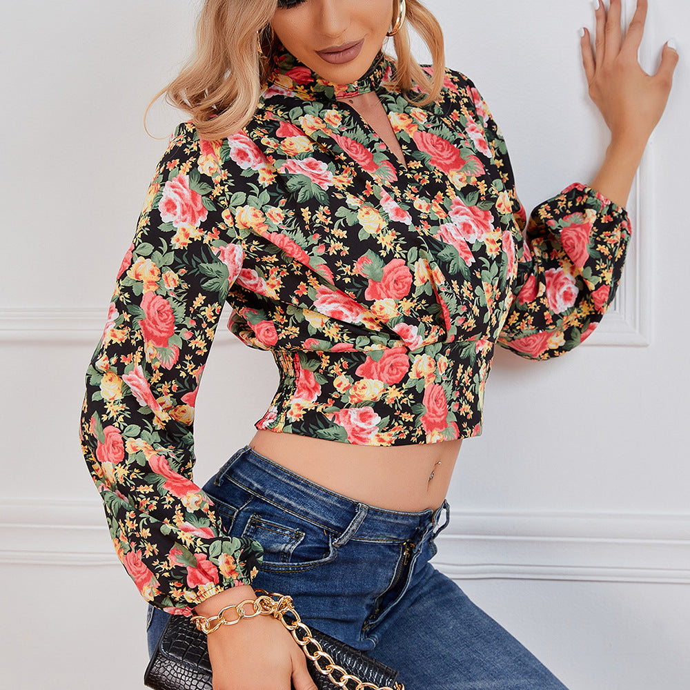 Blusa corta con cintura fruncida y estampado floral