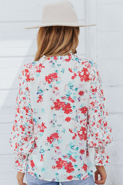 Blusa con mangas con volante y cuello anudado con ribete de volantes florales