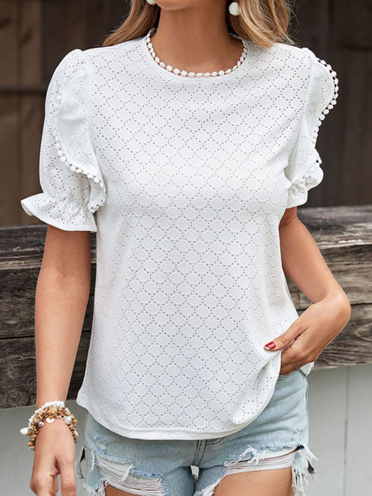 Blusa de manga con volante calada y detalle de pompones