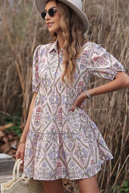 Vestido con volantes y mangas abullonadas con cuello camisero y botones florales rosa