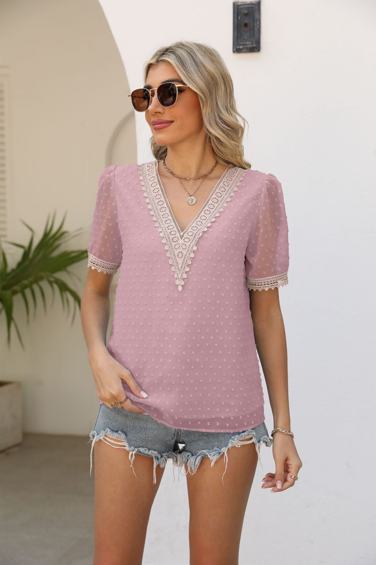 Top de lunares suizos con cuello en V en contraste