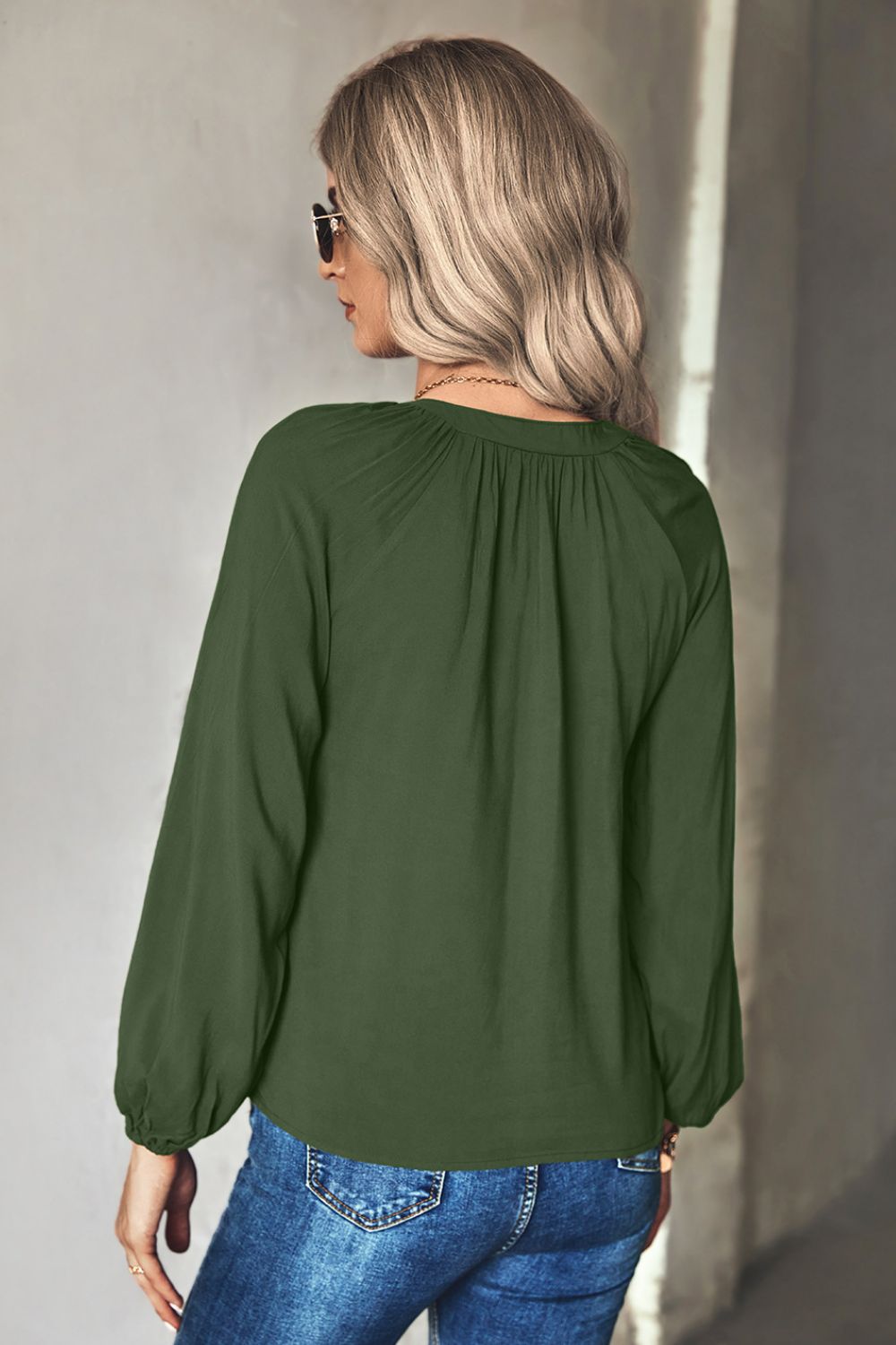 Blouse froncée à col noué