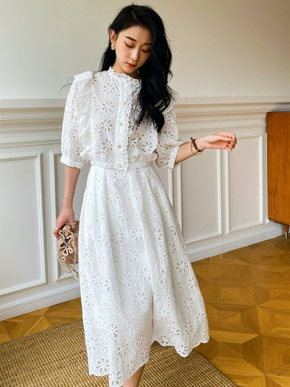 Elegante traje de falda y top blanco para mujer