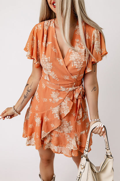 Robe florale orange enveloppée à col en V et manches flottantes avec volants