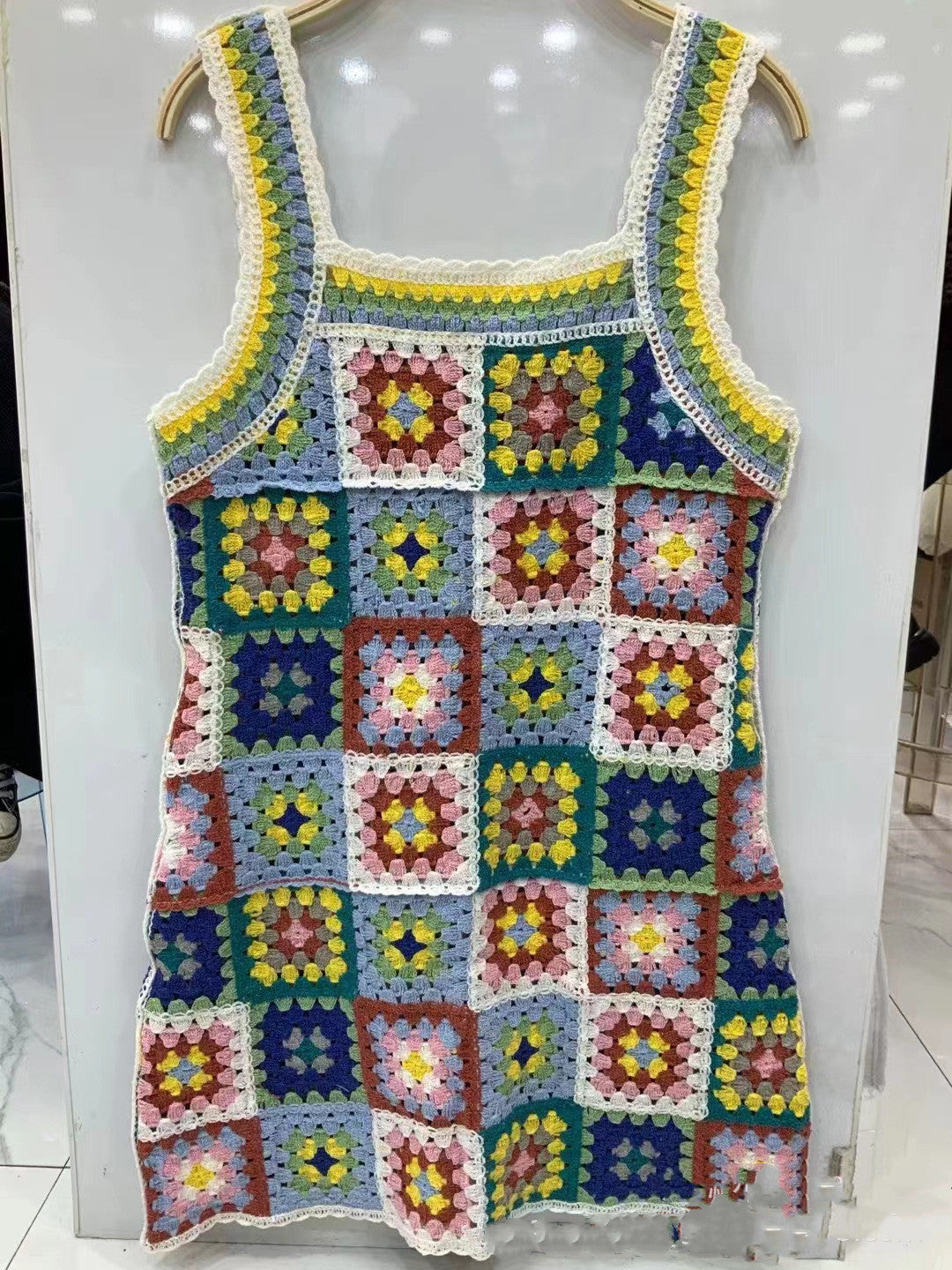 Vestido con tirantes y recortes de crochet de industria pesada de color en contraste de estilo étnico