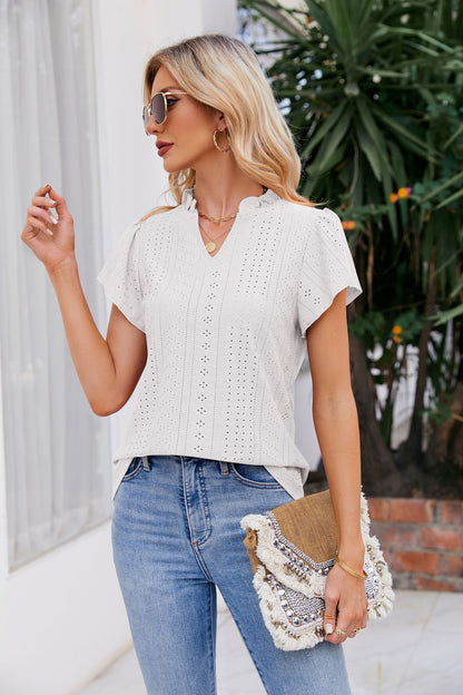 Blusa con mangas abullonadas y cuello con muescas