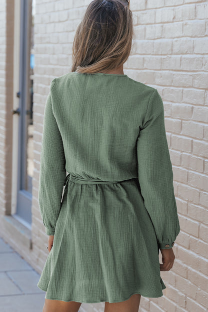 Mini-robe plissée ceinturée à manches bouffantes et col boutonné vert jungle