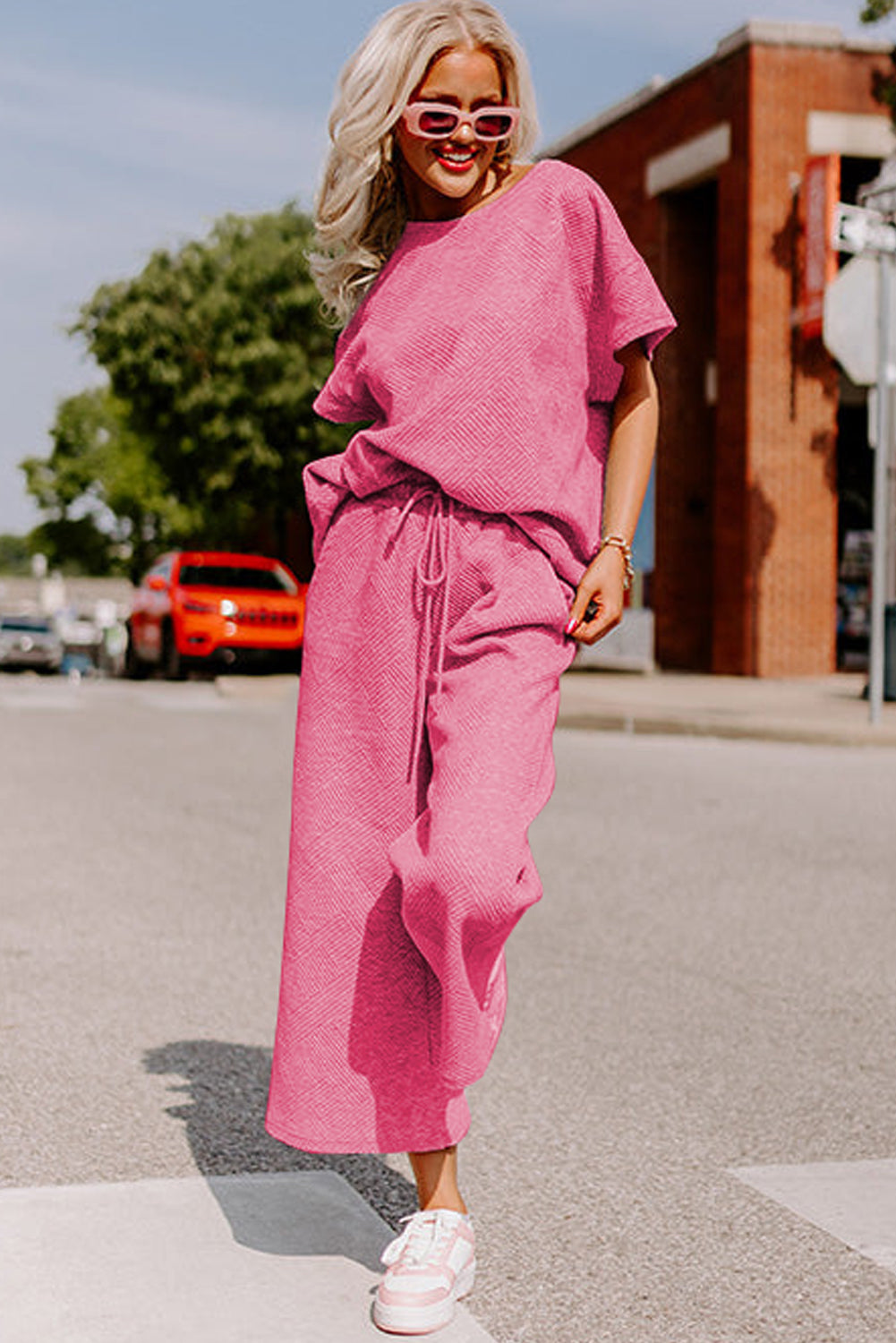 Conjunto de camiseta holgada con textura rosa fresa y pantalones con cordón