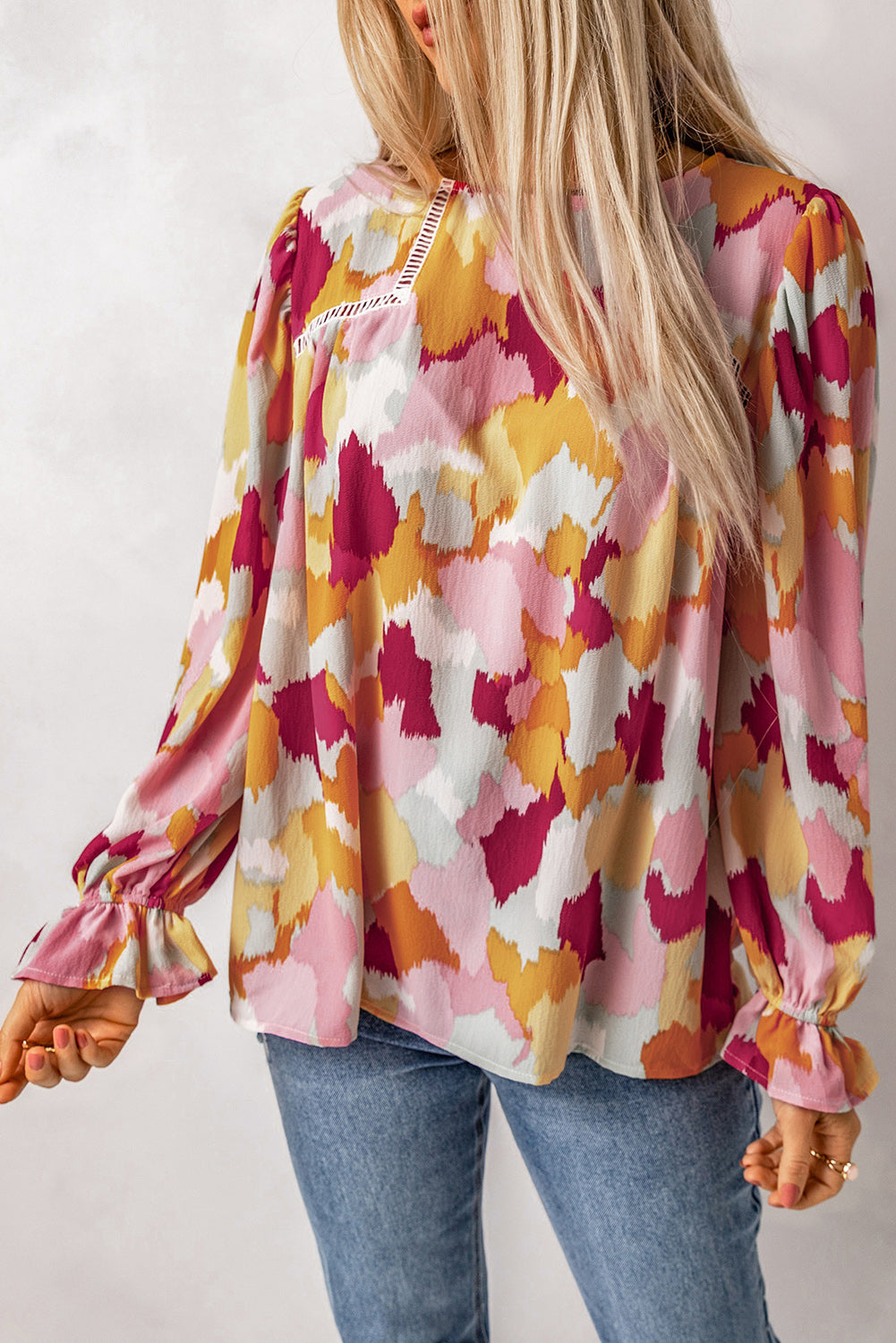 Blusa estampada con botones y mangas con volantes