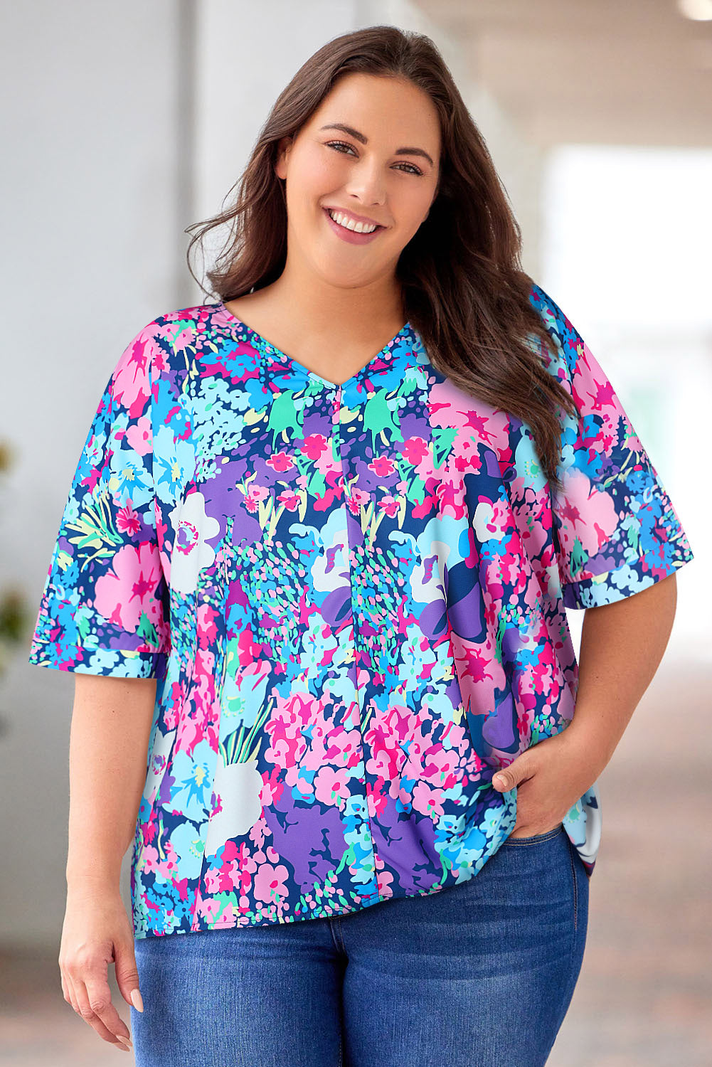 Blusa floral con cuello en V y costura central