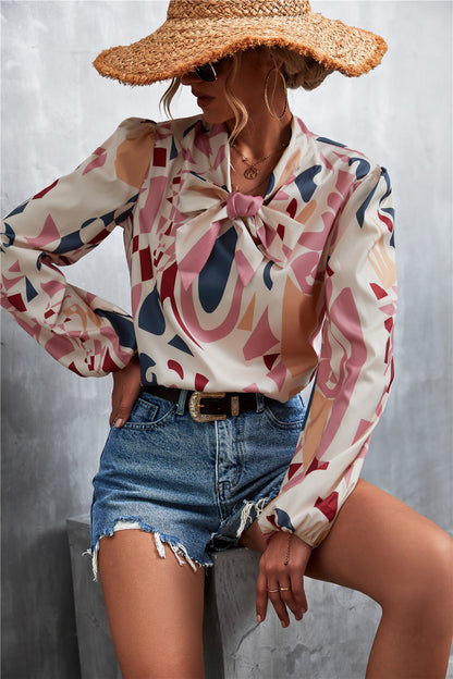 Blusa estampada con mangas abullonadas y cuello anudado