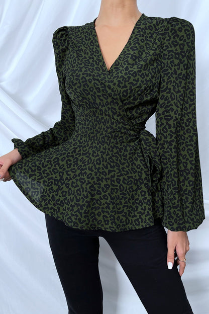 Blusa con lazo lateral y estampado de leopardo con cuello sobrepelliz