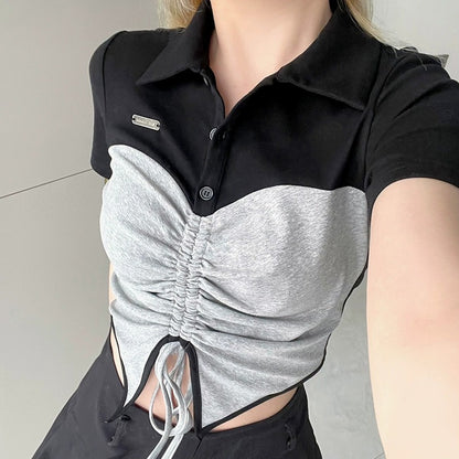 Top plisado con cordón y panel en contraste con cuello tipo polo